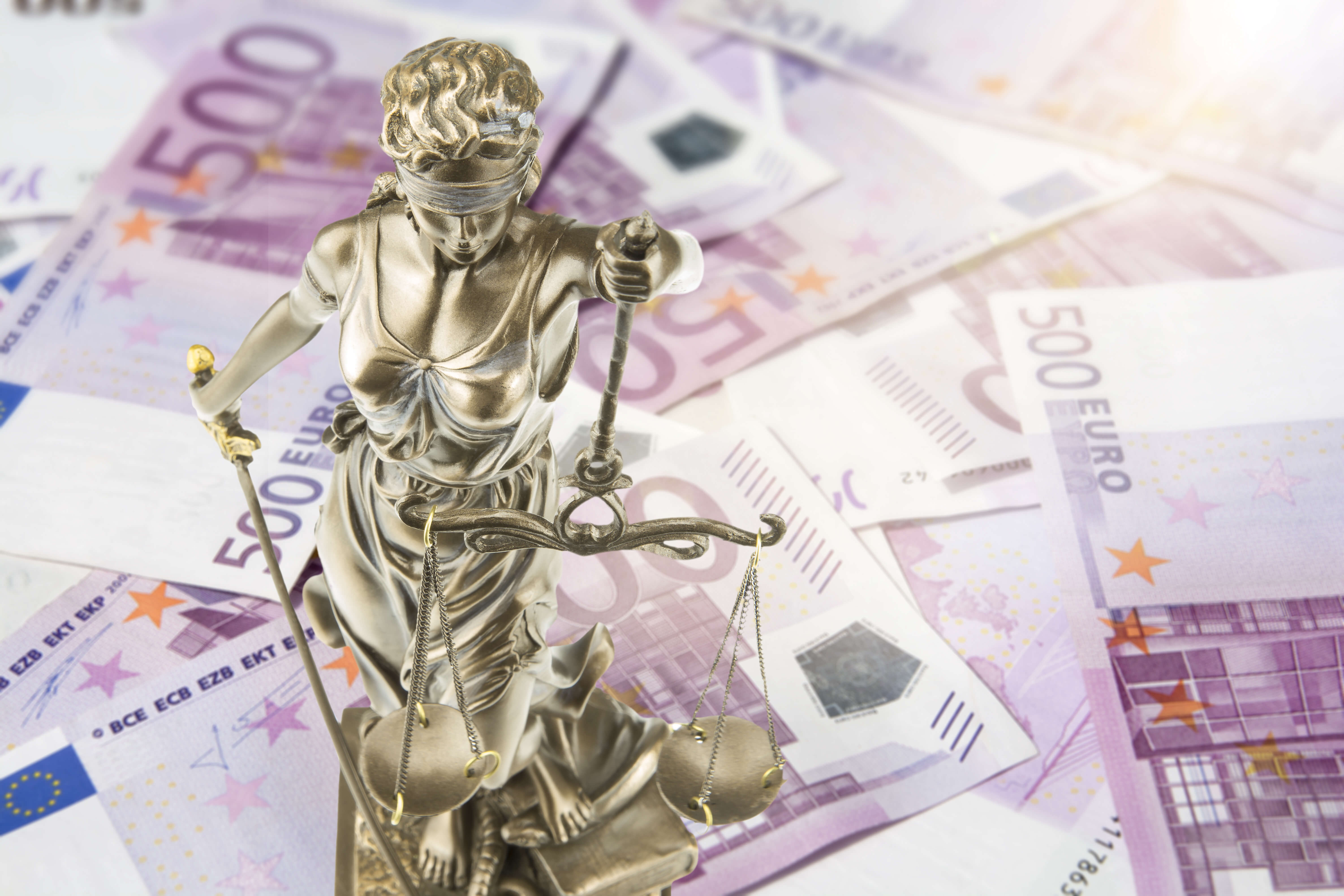 Figur von Justitia auf Geldscheinen